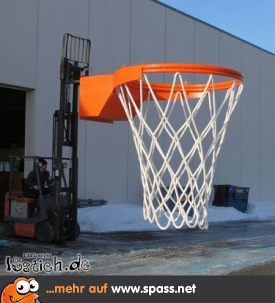 Baskettballkorb wird transportiert