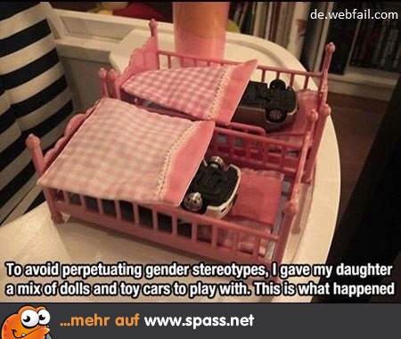 Wenn Kinder mit Autos und Puppen spielen