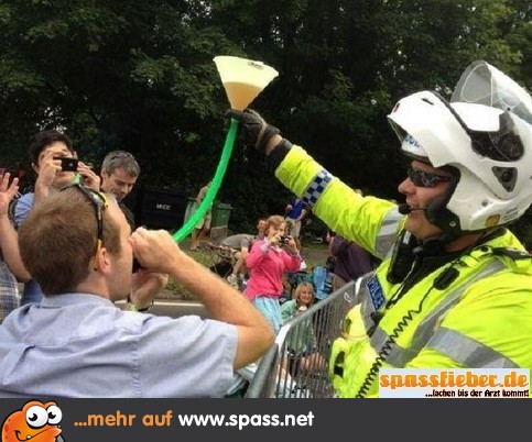Polizist hilft Pipe