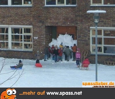 Schule mit Schnee zugebaut