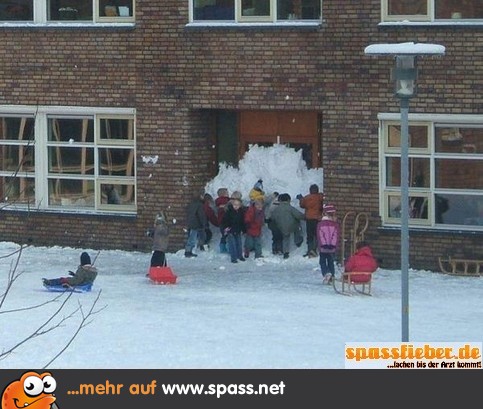 Schule mit Schnee zugebaut