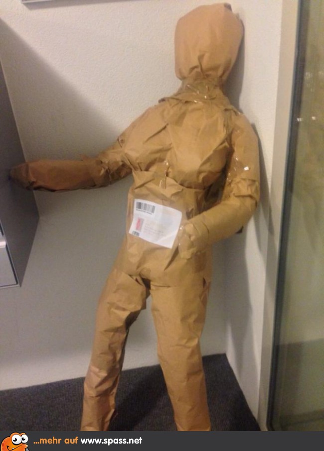 eingepackte Plastikpuppe