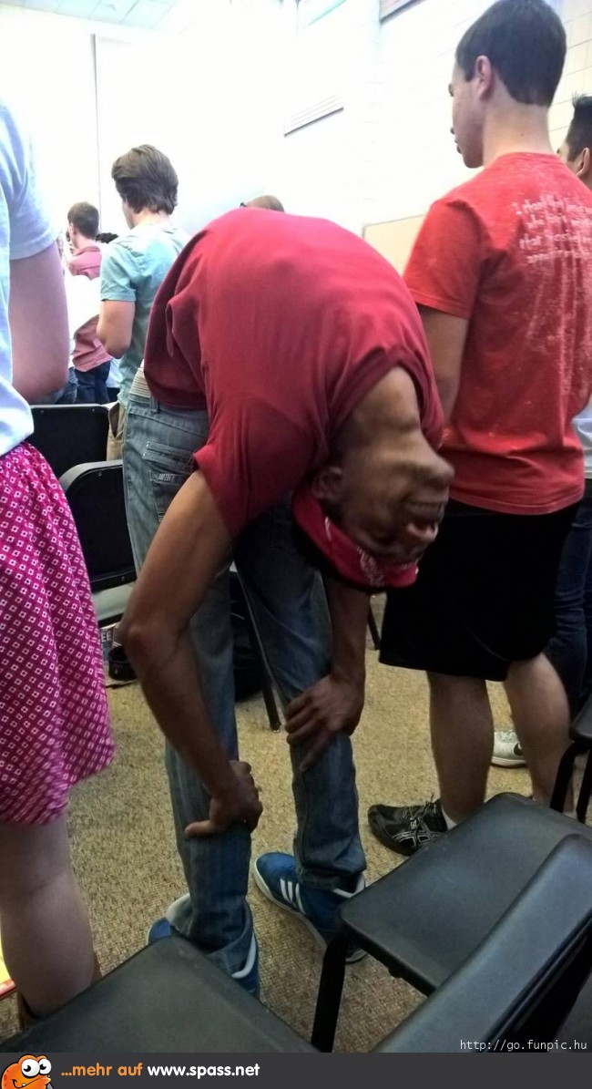 Mann Rücken biegen