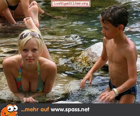 Junge und Frau im Fluss