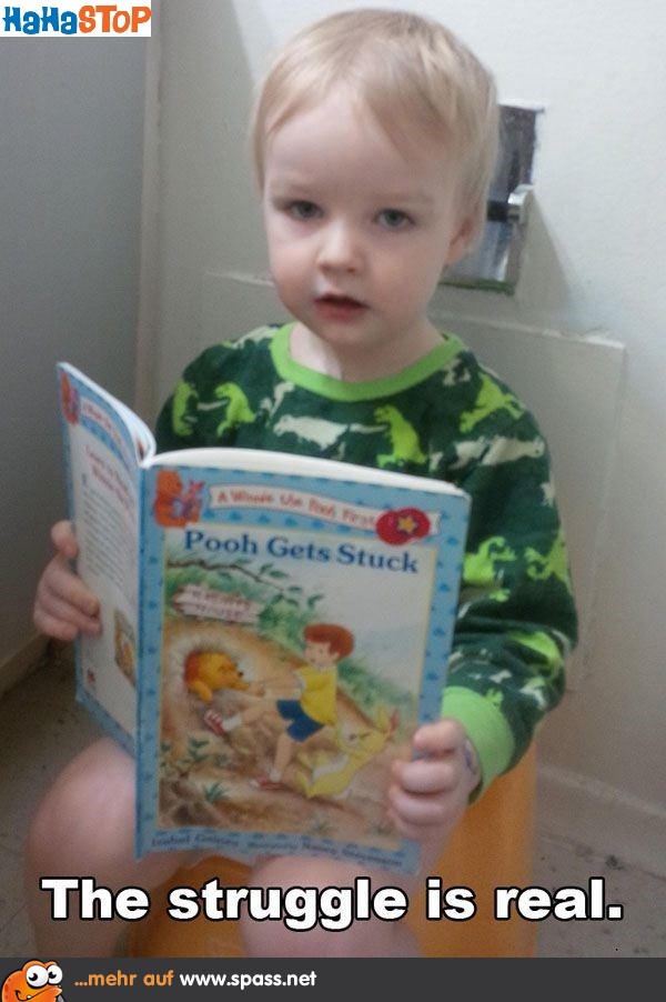Junge liest Buch auf Klo
