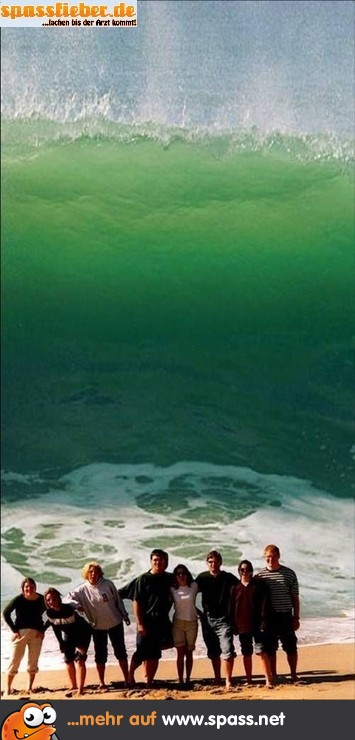Riesenwelle trifft auf Strand
