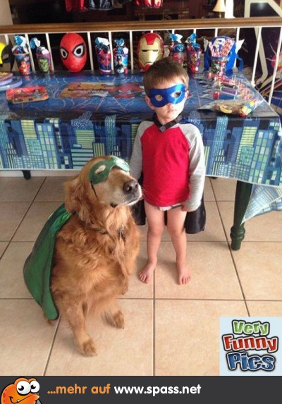 Hund und Junge Superhelden