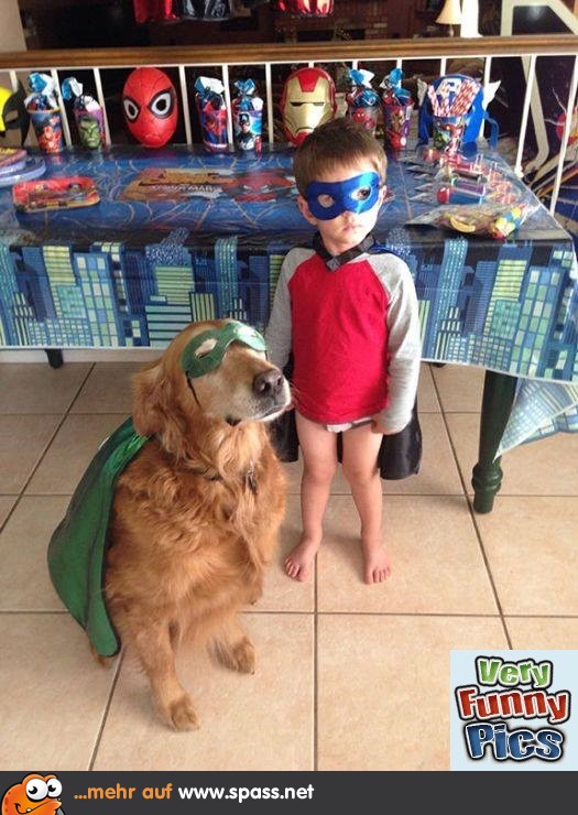 Hund und Junge Superhelden