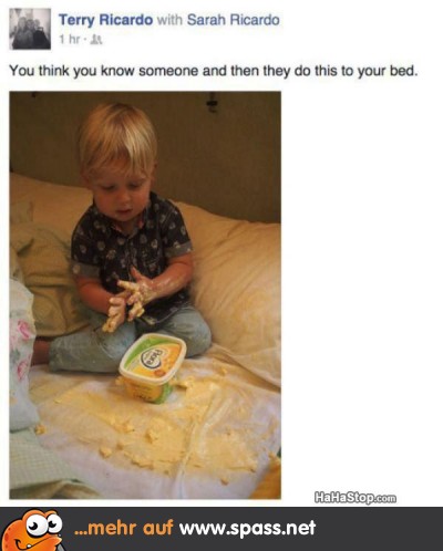 Kind Butter auf Bett