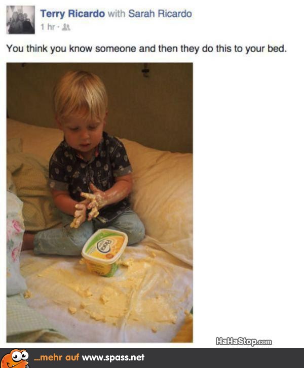 Kind Butter auf Bett