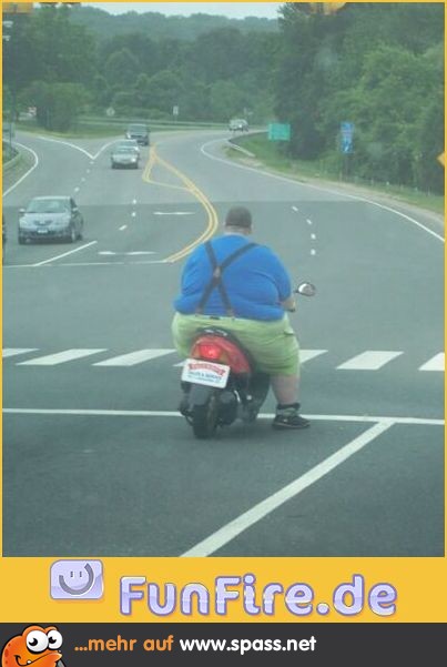 Dicker Mann auf Roller