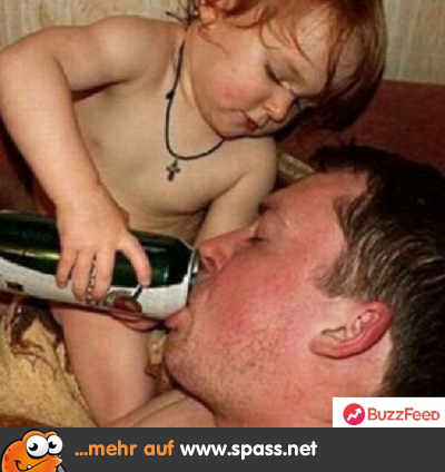 Mädchen gibt Vater Bier
