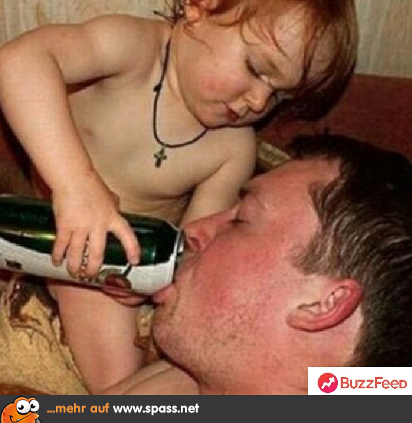 Mädchen gibt Vater Bier