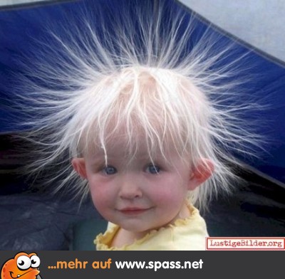 Kind Haare blond aufgeladen
